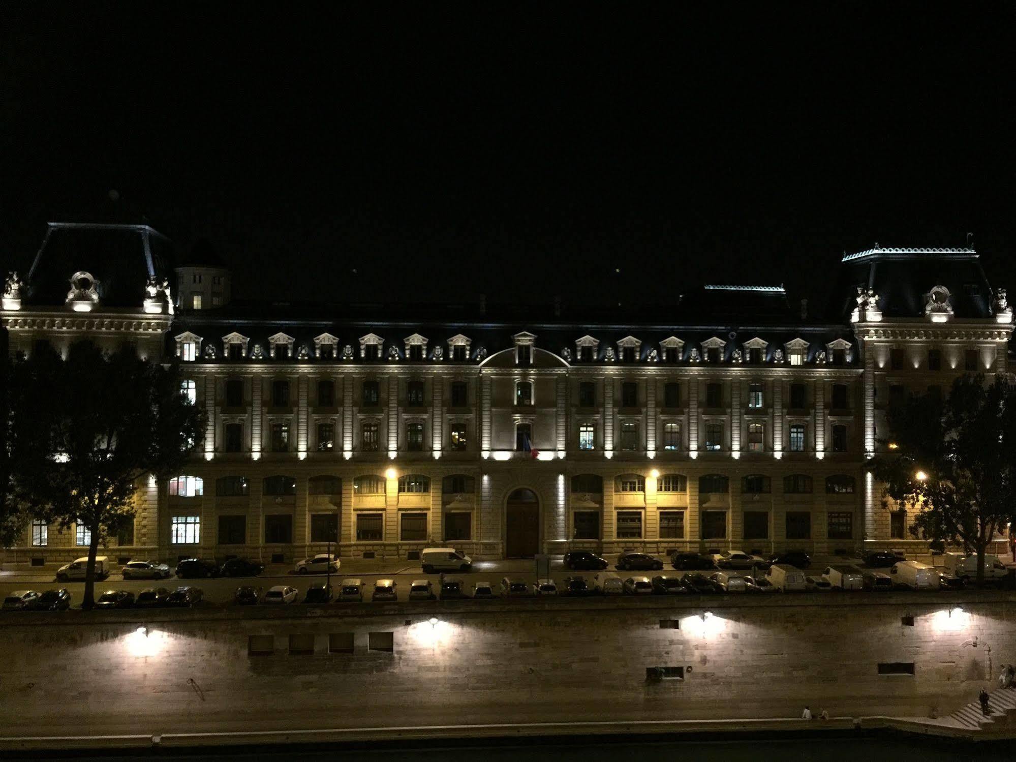 Les Rives De Notre-dame Parigi